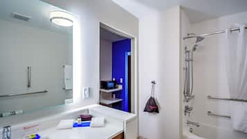 Badewanne und Dusche (separat), kostenlose Toilettenartikel