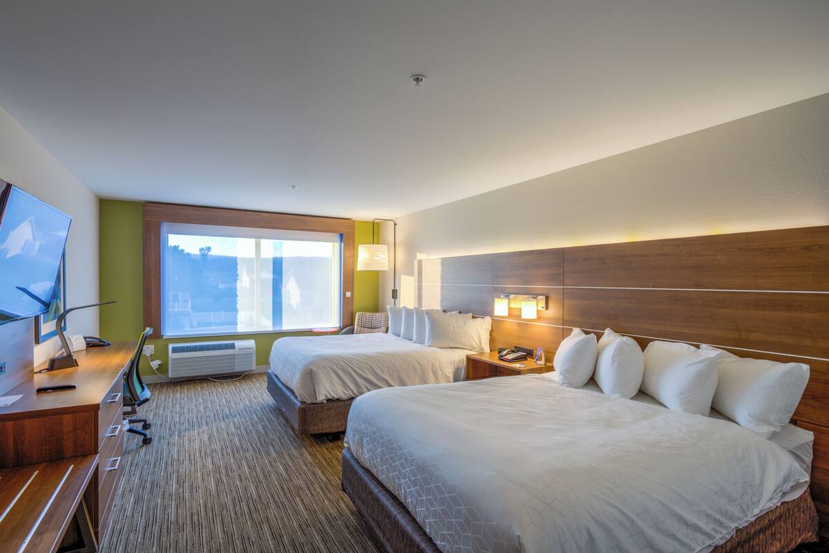 Hypo-allergenic bedding, in-room safe, desk, blackout curtains