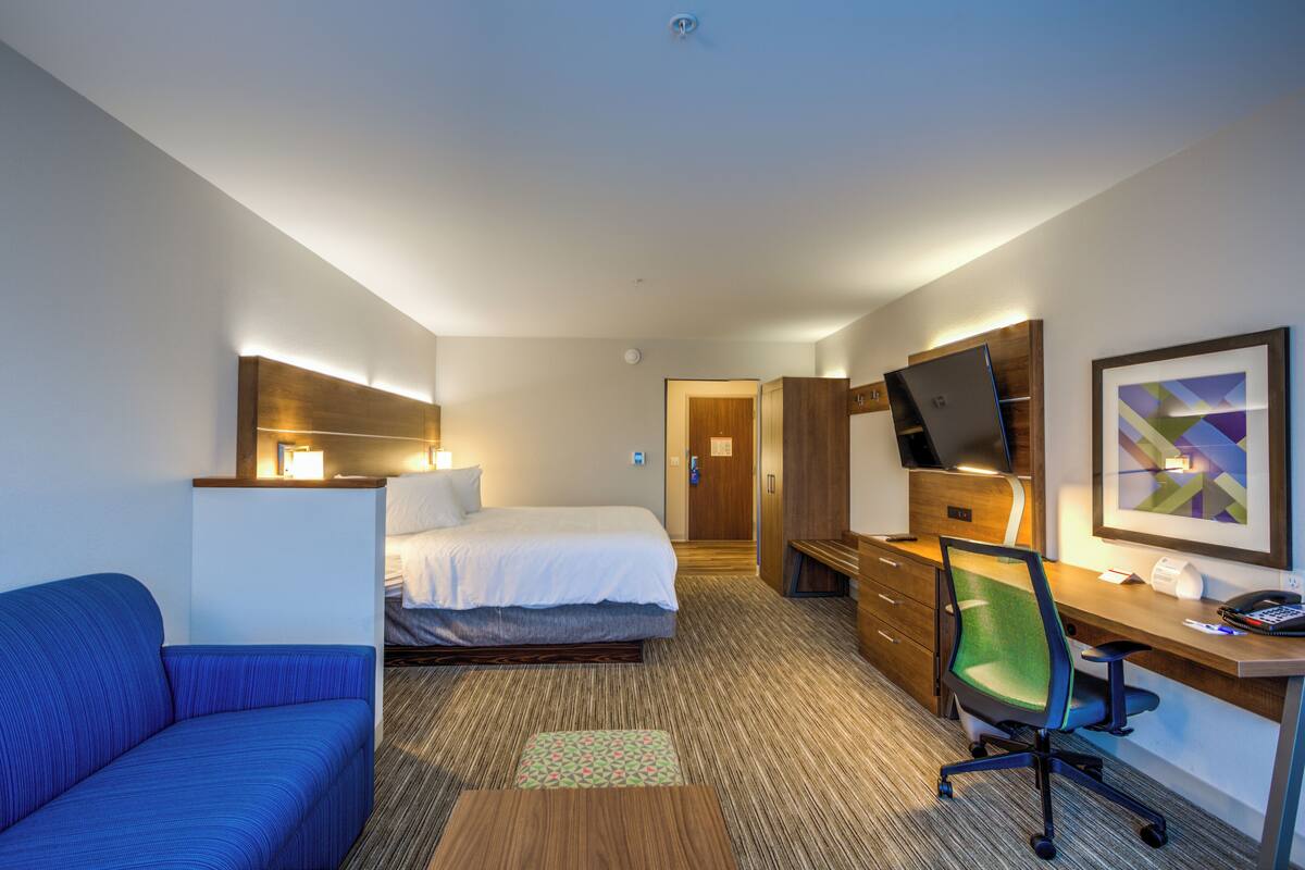 Hypo-allergenic bedding, in-room safe, desk, blackout curtains
