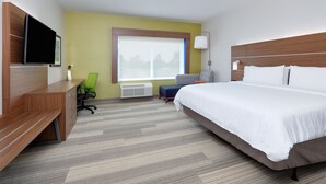 Une chambre d’hôtel équipée d’un lit, d’un bureau, d’une chaise et d’un téléviseur.
