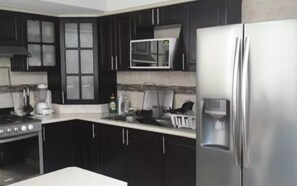 Family Townhome, 4 Bedrooms | Private kitchen | Full-sized fridge, microwave, oven, stovetop - Condo Gerardo (Acapulco)