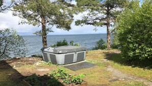 Boblebad i en have med udsigt over søen.