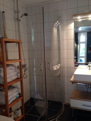 Panoramic Villa, 3 Bedrooms, Ocean View, Sea Facing | Bathroom | Shower, hair dryer, towels, shampoo