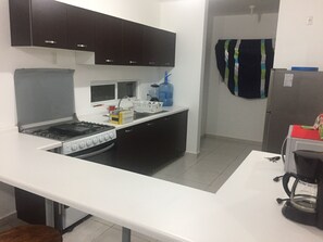Casa familiar, varias camas | Cocina privada | Refrigerador con congelador, microondas, horno y parrilla de estufa 