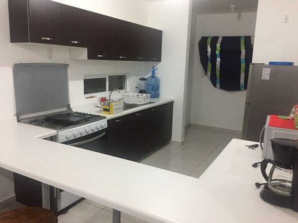 Casa familiar, varias camas | Cocina privada | Refrigerador con congelador, microondas, horno y parrilla de estufa 