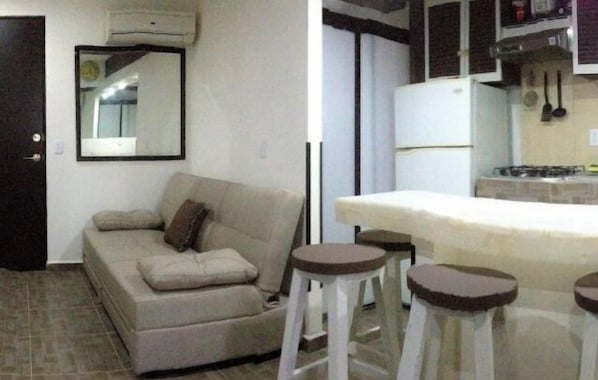 Familienapartment, 2 Schlafzimmer | Wohnbereich | Flachbildfernseher