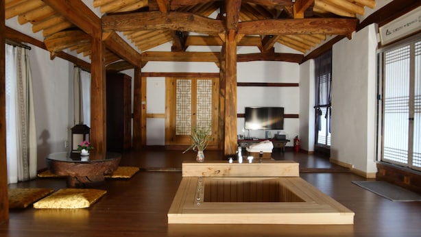 A traditional Japanese-style room with tatami flooring, a wooden ceiling, and a large wooden bathtub. - Korea Palace Hotel (Pyeongchang)
