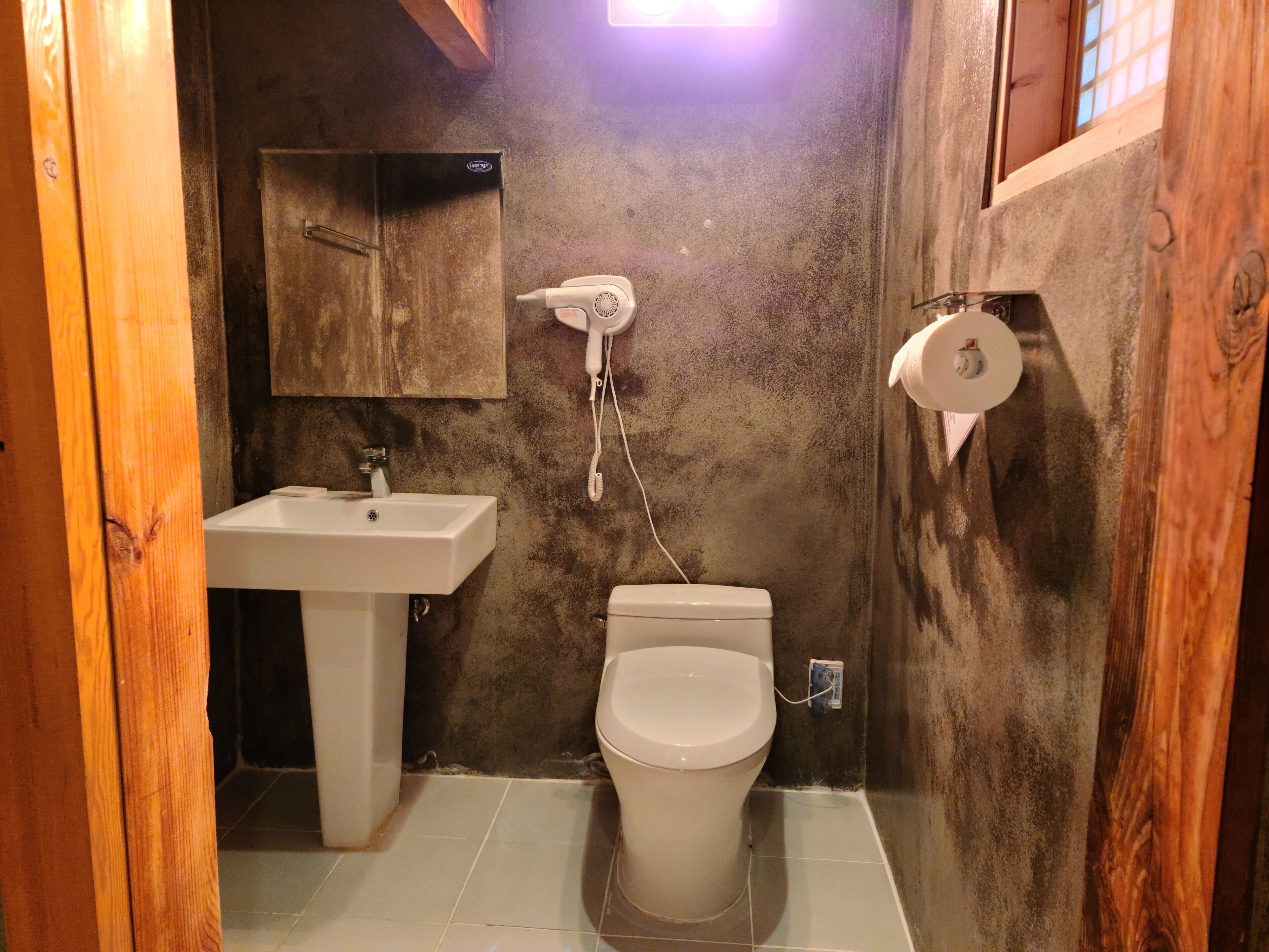 house of goh san - traditional suite, 2 bedrooms | bathroom | separate bathtub and shower, deep-soaking bathtub, free toiletries