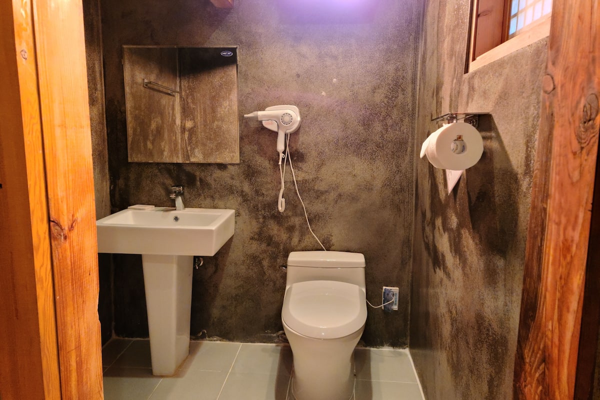 house of goh san - traditional suite, 2 bedrooms | bathroom | separate bathtub and shower, deep-soaking bathtub, free toiletries