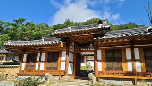Traditional Korean architecture with wooden structures and tiled roofs. - Korea Palace Hotel (Pyeongchang)