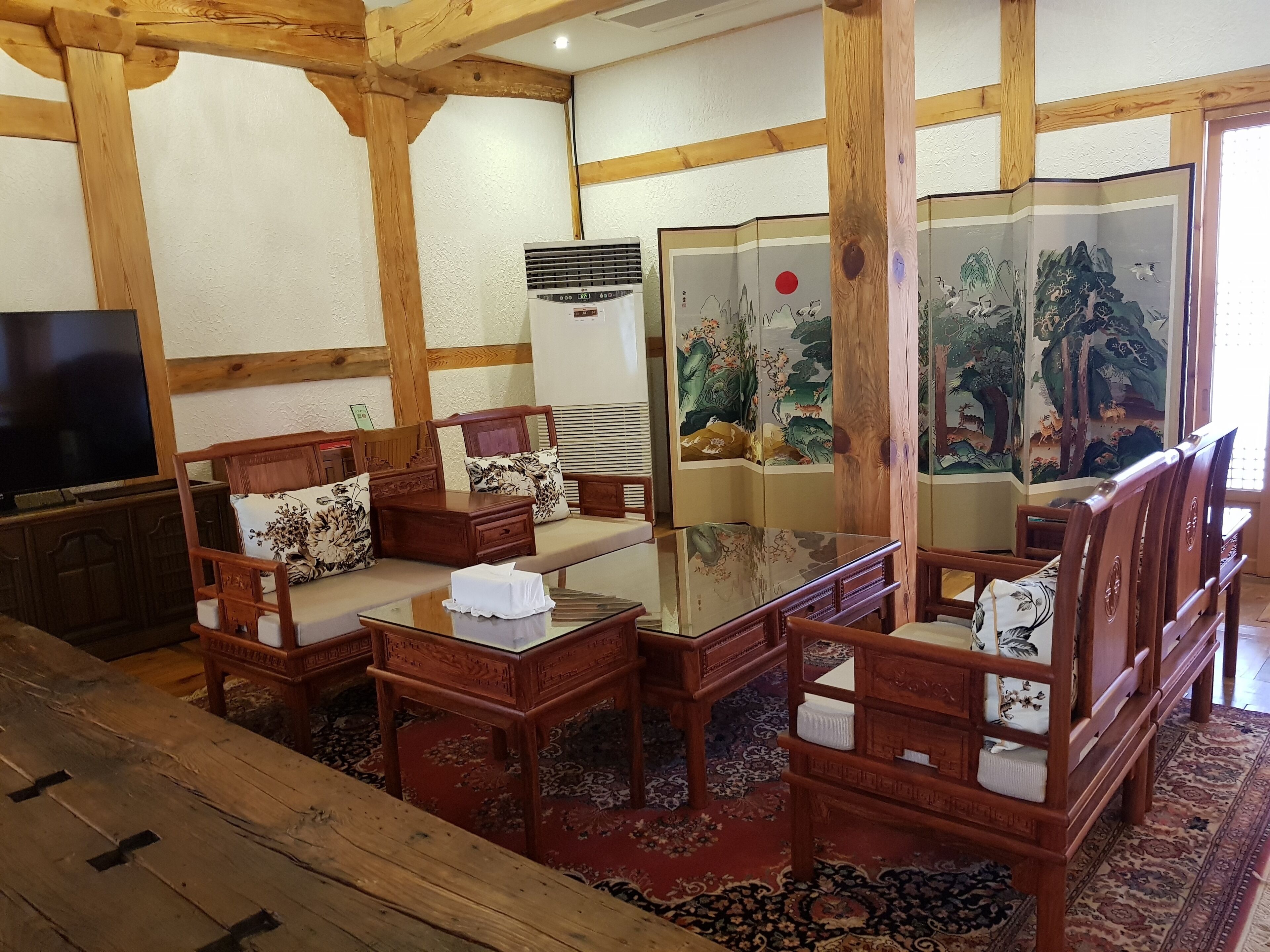 presidential house (ondol: bal wang) | living room | flat-screen tv, pay films