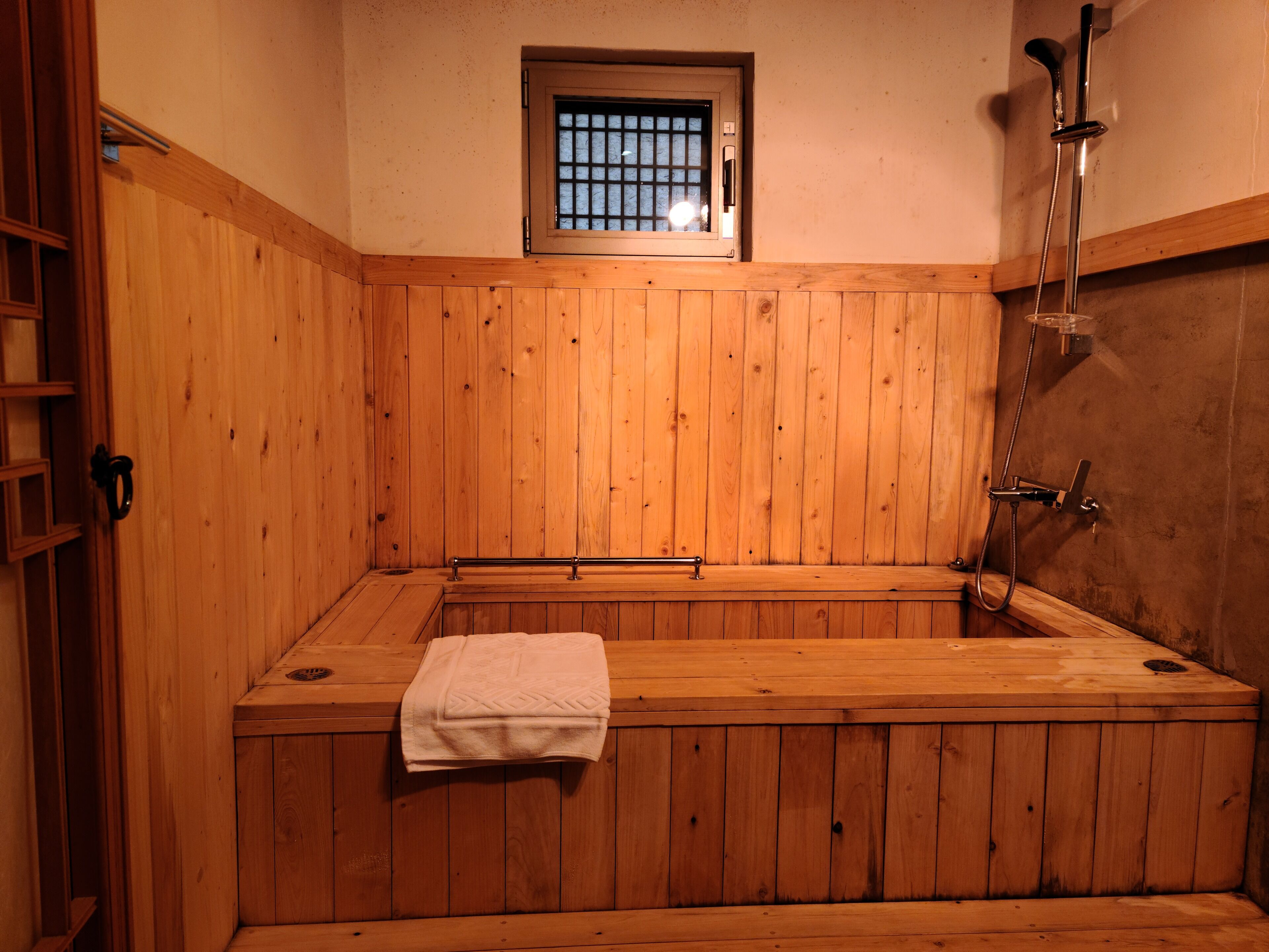 traditional double room (ondol - inchun, hangang, hyuhyu, siga) | bathroom | separate bathtub and shower, deep-soaking bathtub, free toiletries