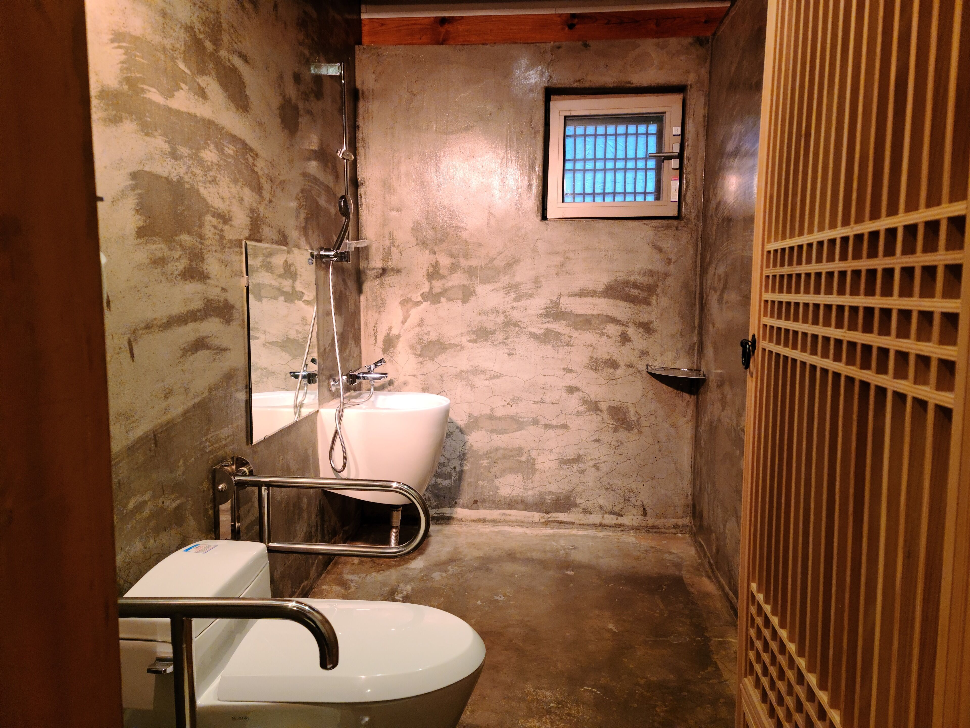 traditional double room, accessible (ondol - siga) | bathroom | separate bathtub and shower, deep-soaking bathtub, free toiletries