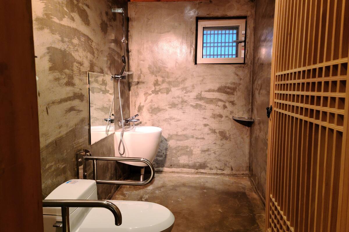 traditional double room, accessible (ondol - siga) | bathroom | separate bathtub and shower, deep-soaking bathtub, free toiletries