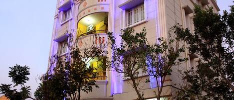 Vista frontal de la propiedad