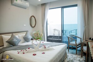 Minibar, brankas, meja kerja, dan Wi-Fi gratis