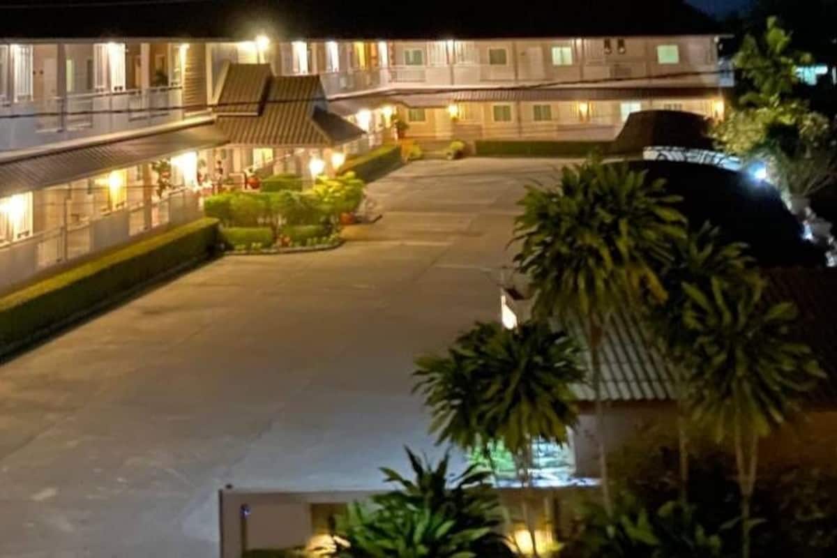 Ein Hotel mit mehreren Etagen, Außenbereichen und einem gut beleuchteten Innenhof.