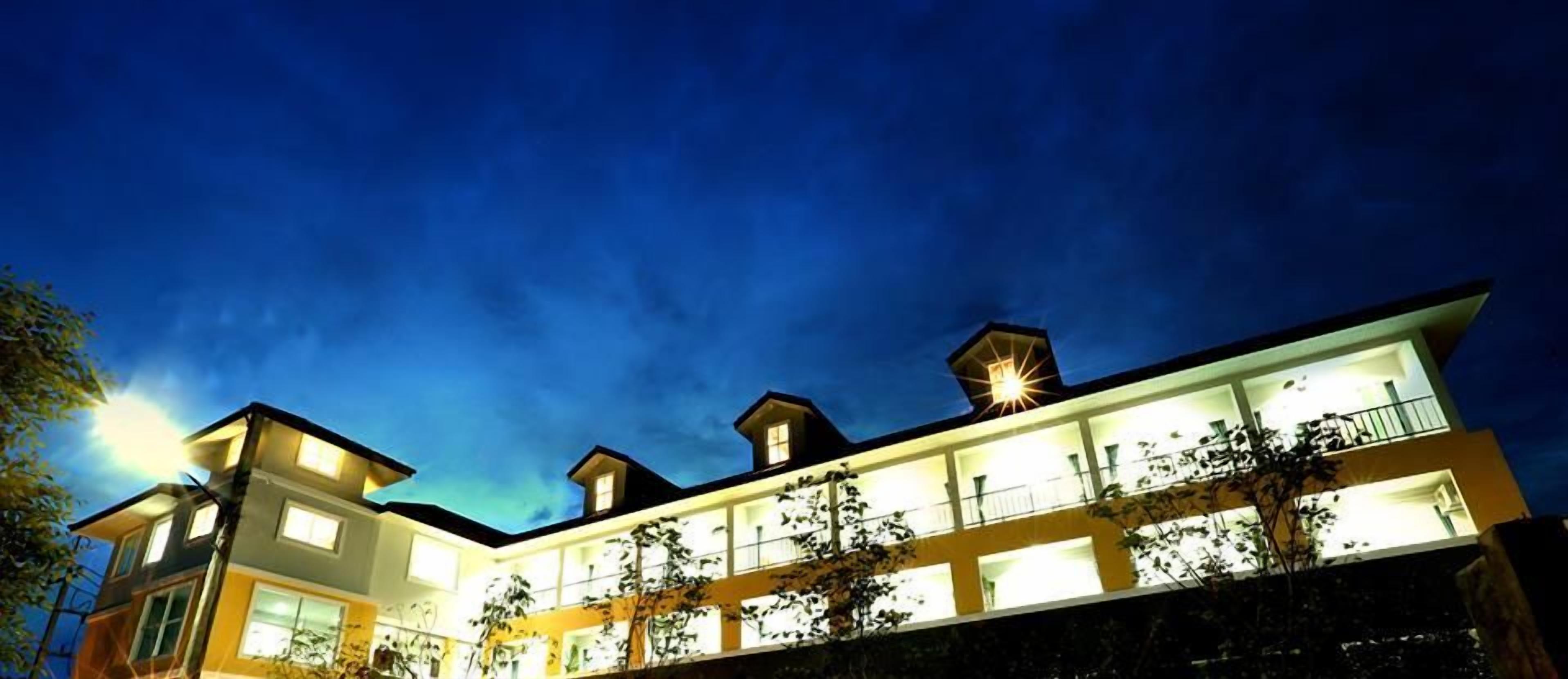 واجهة المنشأة - في المساء/الليل