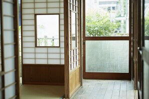 Casa | 3 quartos, cofres nos quartos, escrivaninha