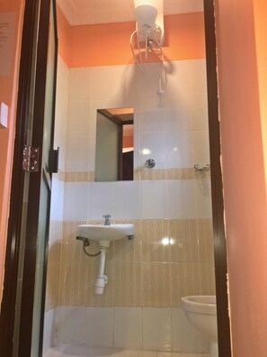 Single Room | Bathroom | Shower, free toiletries, towels - Inks Hotel (Nairobi)