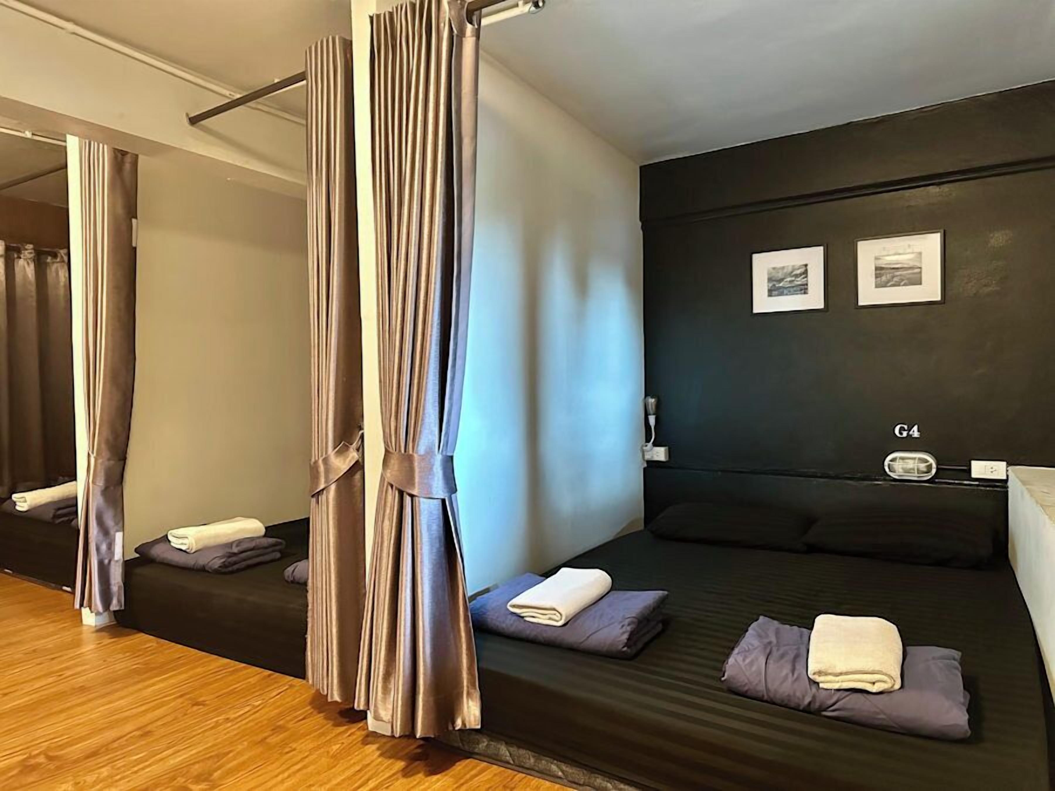 3 Queen Beds Mixed Dormitory Room (Shared Bathroom) | In-room safe, soundproofing, free WiFi