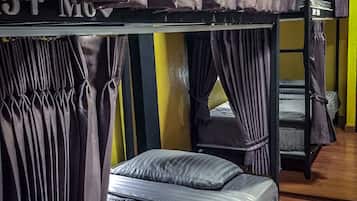 10 beds mixed dormitory | 客房内保险箱、隔音、免费 WiFi