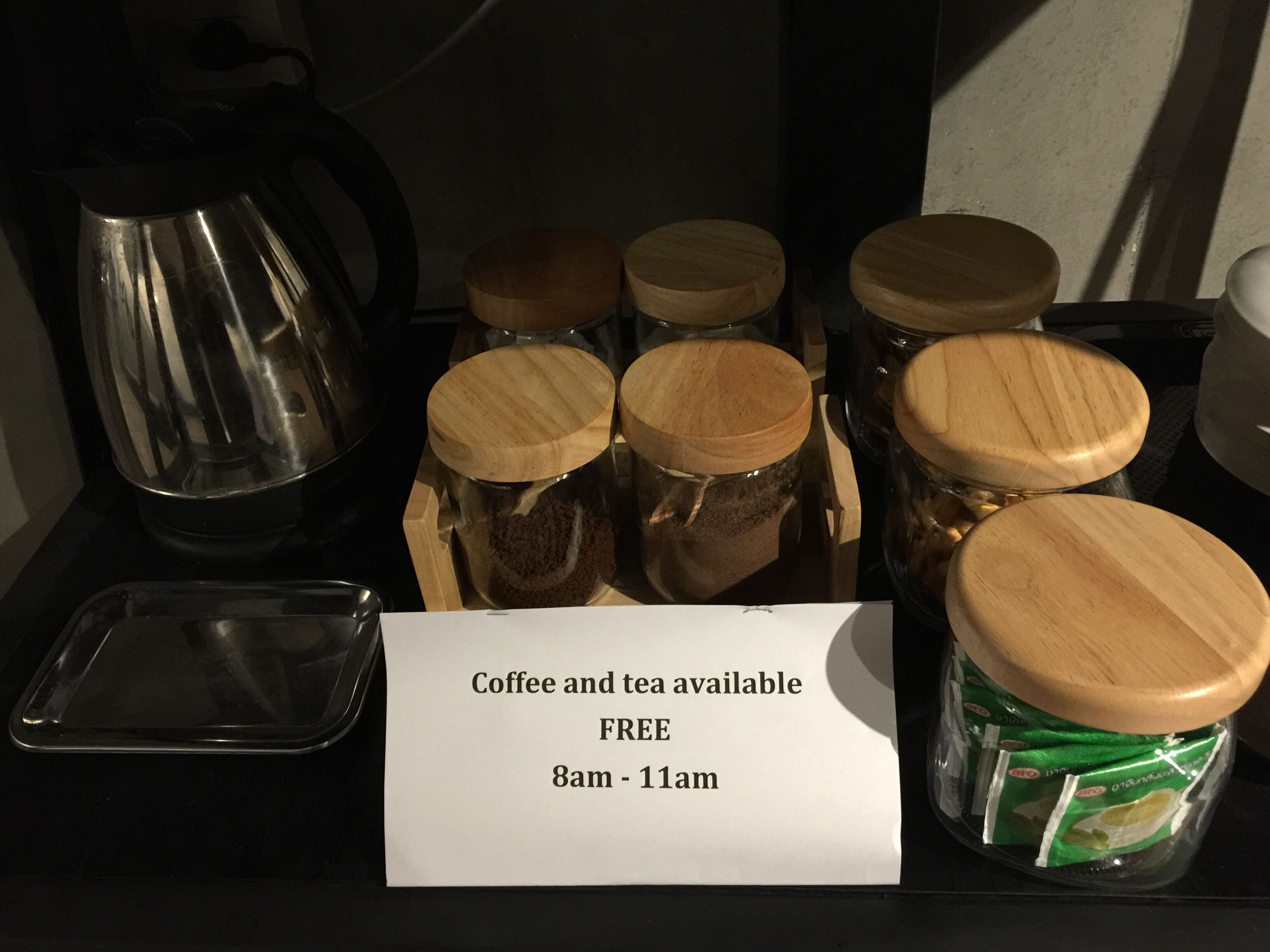 Estación de café y té con frascos y tetera, disponible gratuitamente de 8 de la mañana a 11 de la mañana.