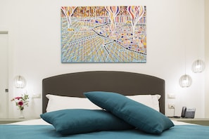 Quarto triplo conforto, para não fumantes | Roupas de cama premium, cofres nos quartos, individualmente decorados