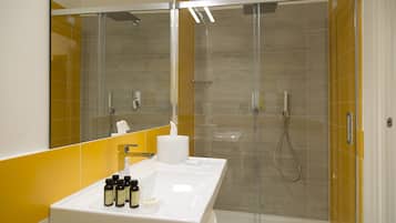 Comfort Triple Room, Non Smoking | Bathroom | Shower, free toiletries, hair dryer, slippers