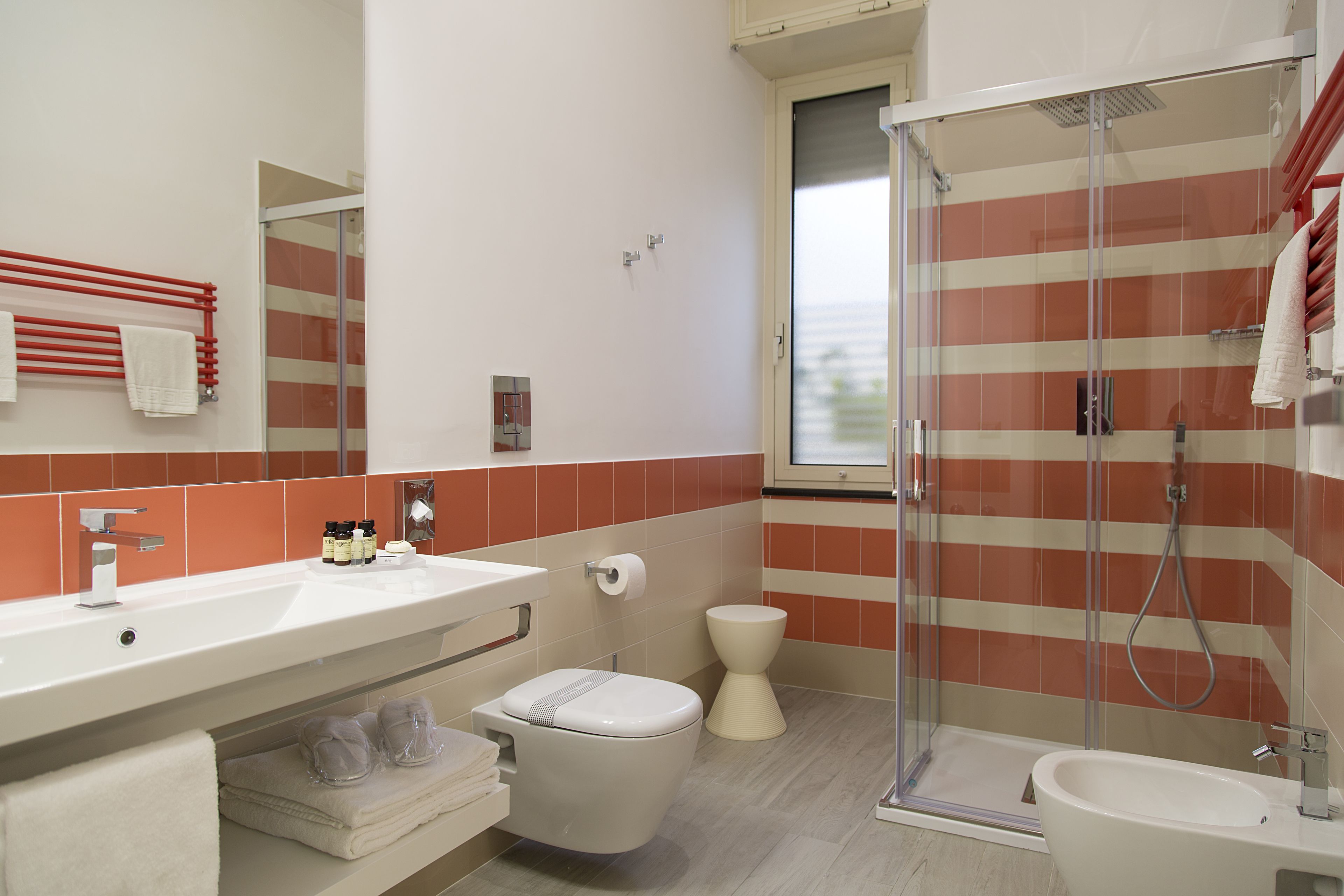 Un baño moderno con ducha, inodoro y lavabo.