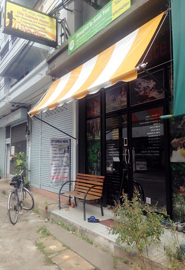 Property entrance - Smile Capsule Hostel (Chiang Mai)