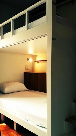 In-room safe, free WiFi, bed sheets - Smile Capsule Hostel (Chiang Mai)