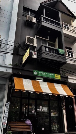 Exterior - Smile Capsule Hostel (Chiang Mai)