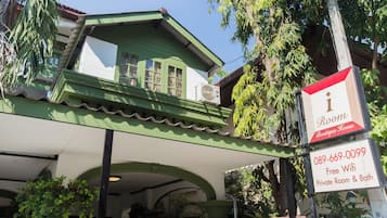 Vista frontal de la propiedad