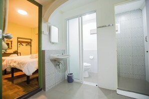 Family Connecting Room | Kamar mandi | Shower, perlengkapan mandi gratis, pengering rambut, dan handuk