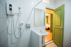 Family Connecting Room | Bilik Mandi | Pancuran mandi, kelengkapan dandanan diri percuma, pengering rambut 