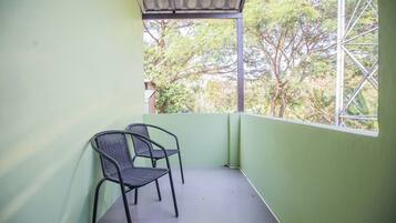 Deluxe with Balcony | Terraza o patio