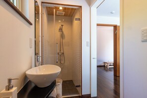 Panoramic House | Bathroom | Free toiletries, hair dryer, slippers, towels - Forest Hideaway (Niseko)