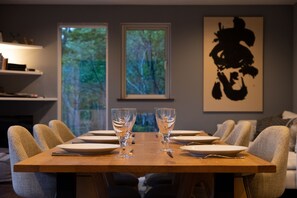 Family dining - Forest Hideaway (Niseko)
