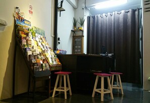 Reception - J Giant Hostel (Chiang Mai)