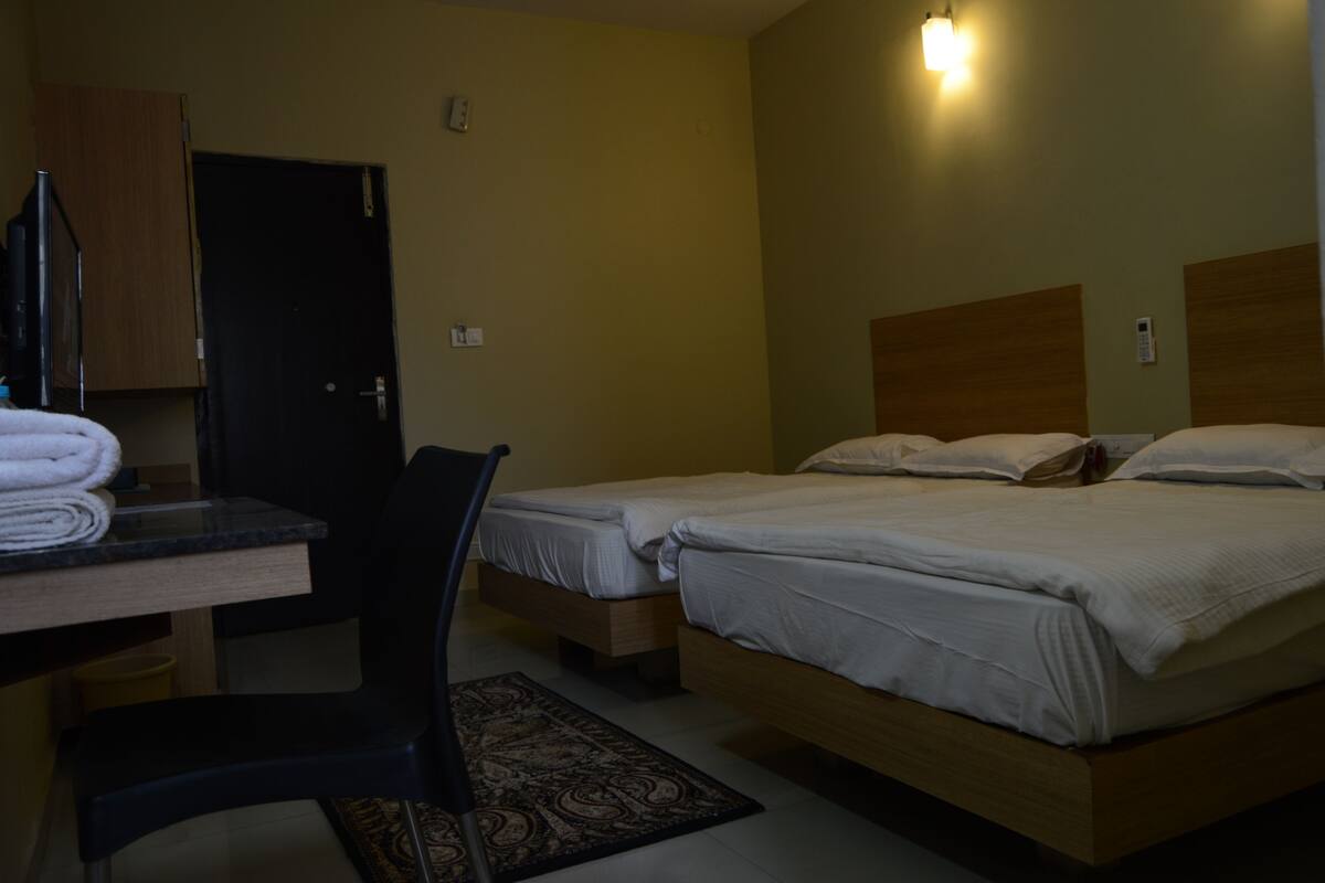 Habitación básica doble, 1 habitación | Ropa de cama de alta calidad, escritorio y internet por cable gratis