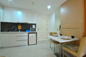 Apartemen, 1 kamar tidur, lemari es & microwave, pemandangan kota | Area keluarga | TV layar datar