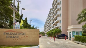 A residential building with a sign reading "Paradise Park." - Paradise Park (Pattaya)