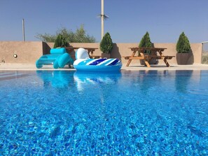 Outdoor pool, sun loungers - Zimmer BaSadot (Yavne'el)