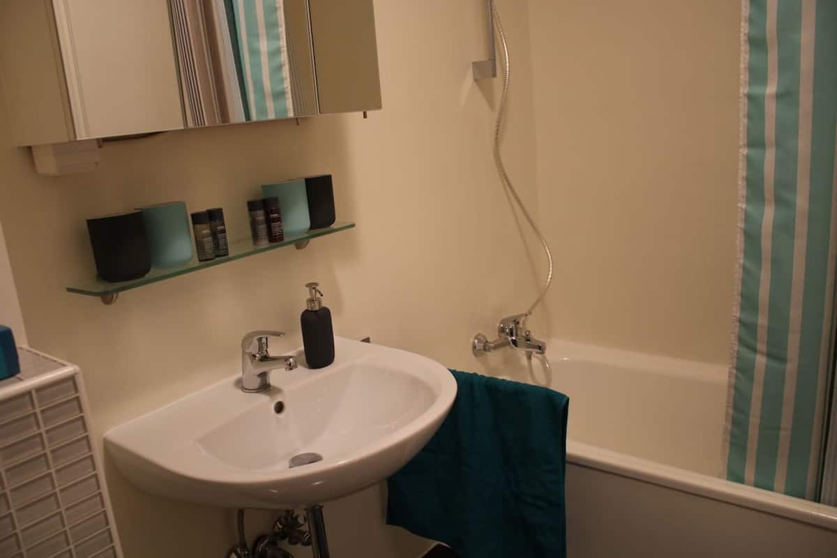 apartment, 2 bedrooms | bathroom | combined shower/bathtub, hair dryer, towels