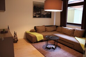 Departamento, 2 habitaciones | Sala de estar | Televisión de pantalla plana