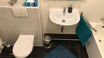 Apartment, 2 Schlafzimmer | Badezimmer | Duschwanne, Haartrockner, Handtücher