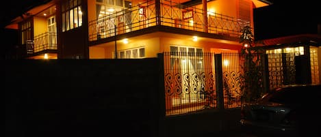 Fassade der Unterkunft â Abend/Nacht