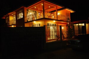 施設の正面 (日没後)