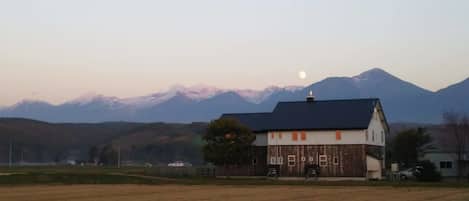 Fassade der Unterkunft â Abend/Nacht